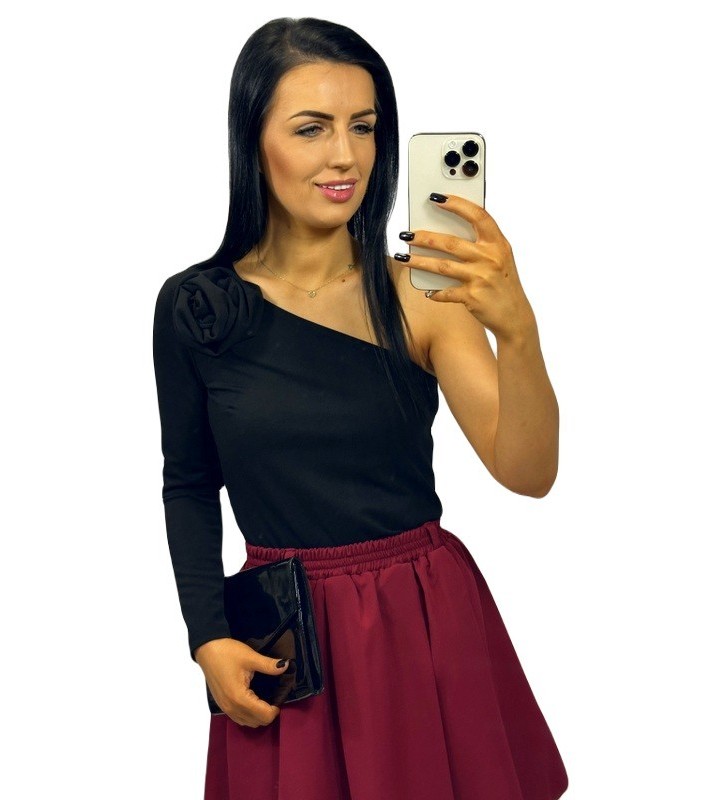 Kombinezon z opadającym ramieniem